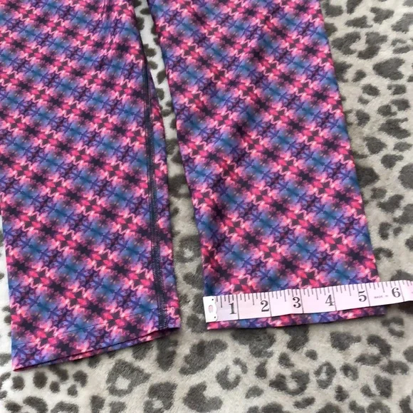 NUX Rio Capri Leggings in Kaleidoscope Painted Plum Size Small - Picture 12 of 14